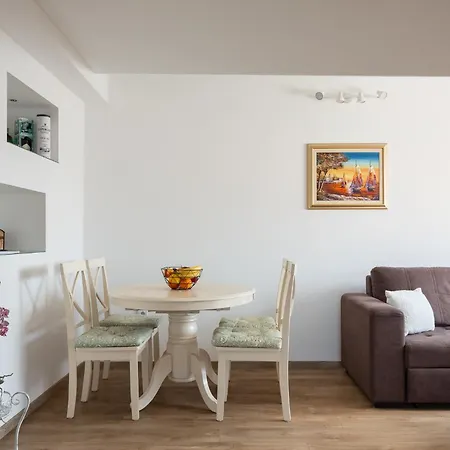 Sunny App With Reserved Parking Apartment