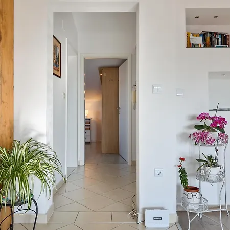 Sunny App With Reserved Parking Apartment *