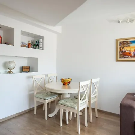 Apartment Sunny App With Reserved Parking Porec