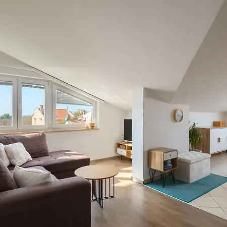 Sunny App With Reserved Parking Apartman Poreč